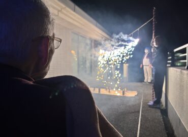 夜空に光る冬花火