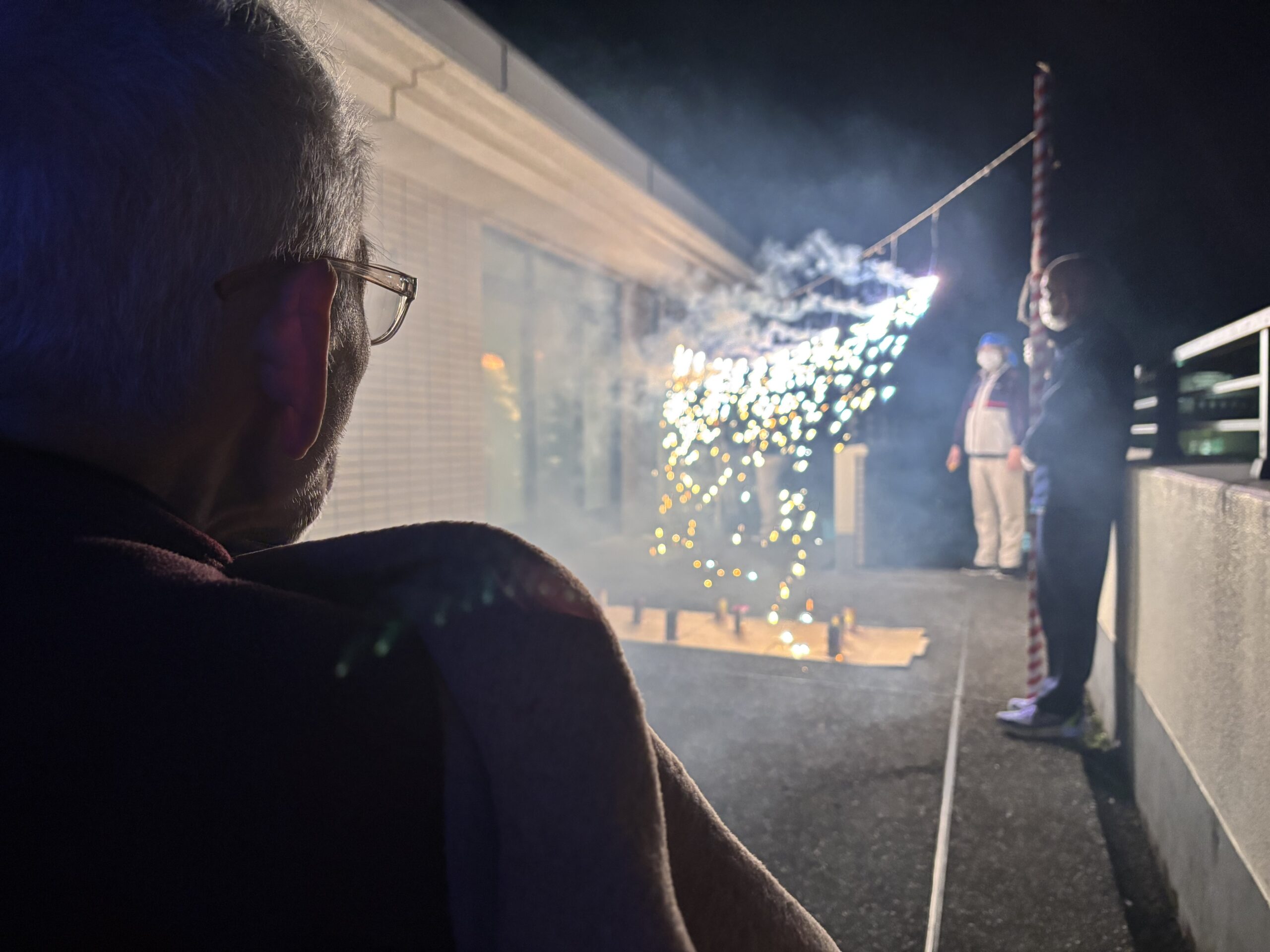 夜空に光る冬花火